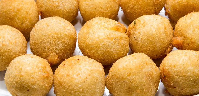 Receita de bolinha de queijo super crocante que você morde e puxa