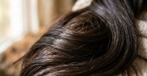 Casca de cebola vira tintura natural caseira para escurecer fios brancos: a mistura leva chá, óleos e cominho-preto