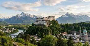 Domos, torres e uma enorme fortaleza diante das montanhas dos Alpes: a cidade austríaca governada durante séculos por príncipes-arcebispos, transformada por arquitetos italianos e ligada para sempre ao nome de Mozart