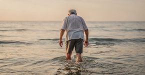 Nem correr nem andar descalço: o melhor exercício na praia para pessoas com mais de 60 anos