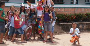 Projeto vai a comunidades ribeirinhas da Amazônia para conquistar crianças com teatro, diversão e literatura