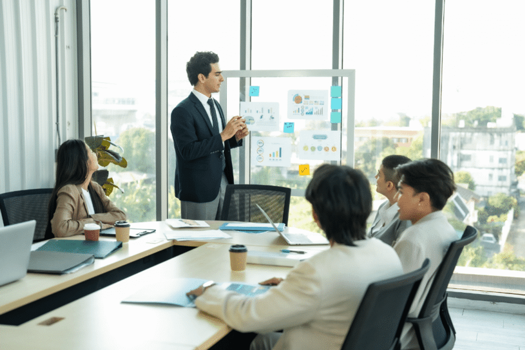 A atuação como gestor amplia o olhar sobre o negócio e exige decisões que vão além da atividade comercial (Imagem: Wanwajee Weeraphukdee | Shutterstock)