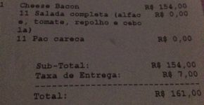 Menino de 4 anos pede 11 x-bacons por aplicativo no celular