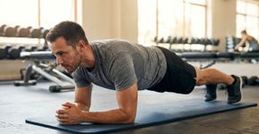 Os educadores físicos lembram: para fortalecer o core, a prancha exige menos da coluna que o abdominal tradicional