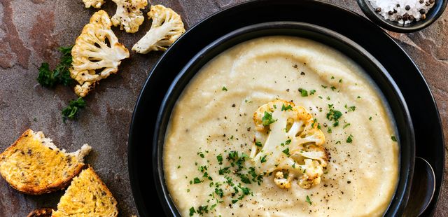 A sopa low carb de couve-flor com frango desfiado que vai te aquecer