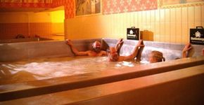Na Alemanha, cervejaria instalada em castelo tem 7 piscinas de diferentes tipos de cerveja