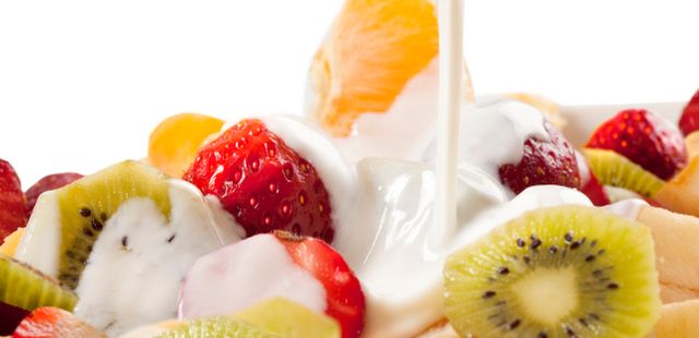 Faça esta salada de frutas com iogurte muito refrescante para o calor