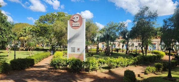 Jardins do Museu dos Dinossauros, em Peirópolis