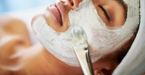 Com fermento em pó, máscara facial remove manchas da pele