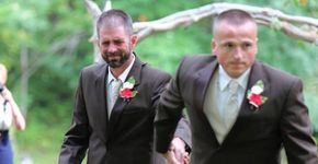 Pai e padrasto levam juntos a filha até o altar no seu casamento