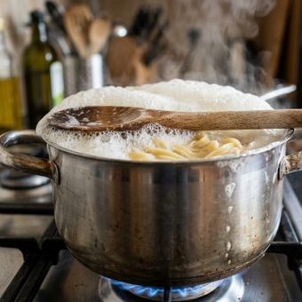 Featured mobile: Por que colocar uma colher de madeira sobre a panela enquanto cozinha?