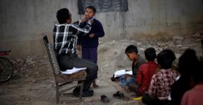Escola grátis que funciona debaixo de uma ponte leva educação a crianças pobres da Índia