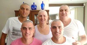 Família raspa a cabeça para apoiar mãe em tratamento contra o câncer