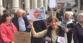 Ativistas protestam contra dinheiro produzido com gordura animal