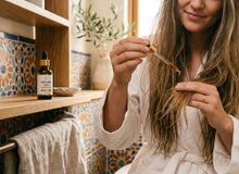 Featured side: No Marrocos eles usam óleo de argan no cabelo por um motivo, e é assim que aplicam do jeito certo