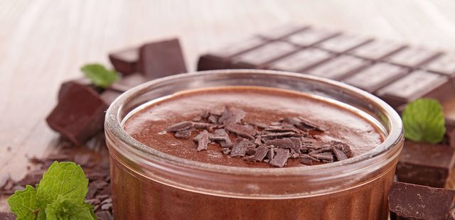 Faça o clássico mousse de chocolate com apenas 5 ingredientes