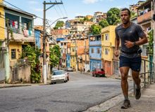 Featured side: Subir ladeiras fortalece pernas e condicionamento físico, mas os resultados dependem mais da regularidade do que da inclinação
