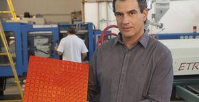 Marca brasileira cria revestimento de parede com garrafas PET recicladas