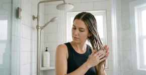 Não é só para dar maciez: usar condicionador após o shampoo reduz quebra e pontas duplas, e o leave-in também ajuda a controlar o frizz