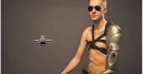 Fã de Metal Gear recebe prótese biônica de Snake com carregador de telefone, laser e até drone