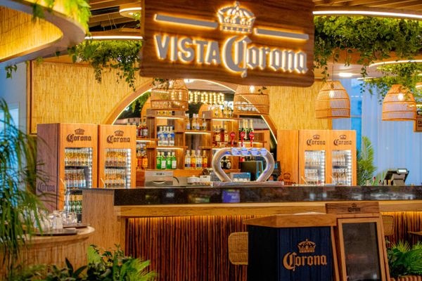O espaço é dividido em restaurante, bar e uma seção “pegue e leve” para quem está na correria