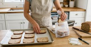O pão começa a mofar antes de acabar o pacote: congelar as fatias separadas permite tirar só o que vai para o café da manhã