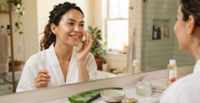 Tem gel de babosa em casa? Aprenda a preparar um sérum facial caseiro com vitamina E