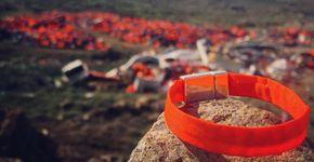 Projeto faz pulseira a partir de coletes salva-vidas para ajudar refugiados