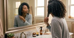 Cabelo cacheado acordou amassado só de um lado? Água, creme e gel podem recuperar apenas as mechas estragadas