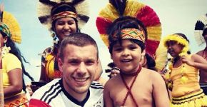 Podolski é tão brasileiro que tem trabalho social