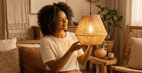 A luminária de barbante que virou tendência porque deixa o quarto chique e custa menos de dez reais