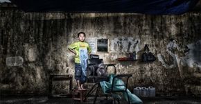 Fotógrafo retrata crianças pobres do Vietnã encenando a profissão de seus sonhos
