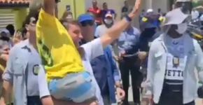 Web revive vídeo em que Bolsonaro é enganado por anão em seu colo
