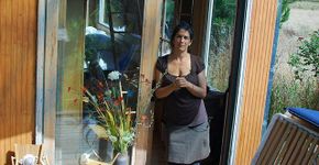 Mãe constrói casa com materiais recicláveis para fugir do aluguel