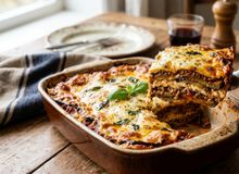 Featured side: Nutricionistas concordam: “A lasanha mais leve não leva massa, mas é feita com 2 berinjelas fatiadas e 150 g de carne moída”