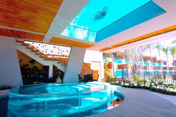 A piscina tem 155 metros quadrados,  fundo e laterais de vidro