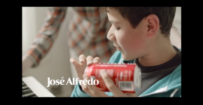 Coca-Cola cria novas latas com nomes impressos em braile