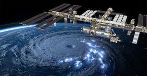 A NASA está monitorando tempestades a partir da Estação Espacial Internacional, e o que ela observa sobre jatos azuis, sprites e ELVES pode mudar para sempre a forma como prevemos eventos climáticos extremos