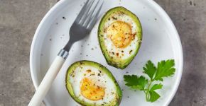 Esta receita quente de abacate com ovo é fácil de preparar e surpreende pelo sabor