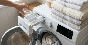 Os especialistas em limpeza concordam: para remover o calcário do box do chuveiro, é necessário usar 120 ml de vinagre branco, 60 ml de detergente para louças e 120 ml de água
