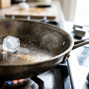 Featured mobile: Deslizar um cubo de gelo sobre a frigideira fervente: por que é recomendado antes de grelhar legumes em casa