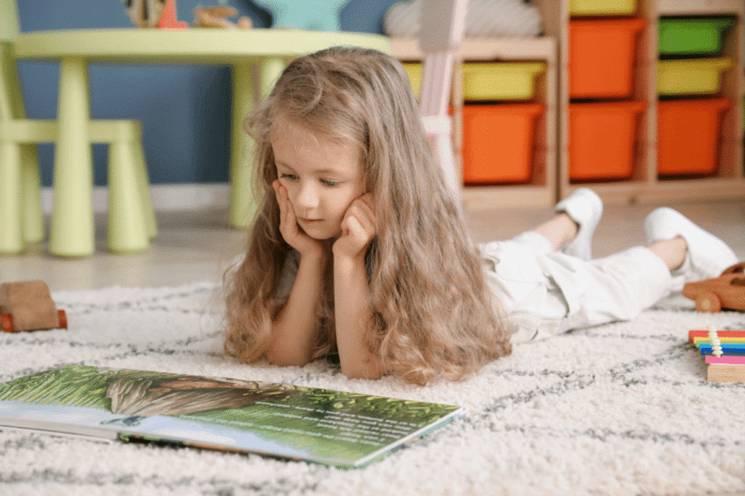 O contato frequente com a leitura ajuda a desenvolver a capacidade de compreender informações e organizar o próprio raciocínio (Imagem: Pixel-Shot | Shutterstock)