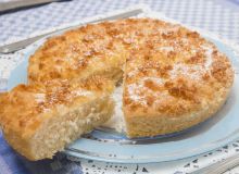 Featured side: Bolo de coco com farofa crocante é opção fácil e deliciosa para o café da manhã de domingo