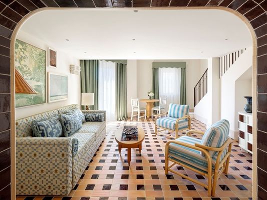 Novas suítes Hotel Byblos Saint Tropez têm assinatura de Laura Gonzalez 