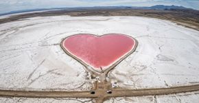 A NASA observa a Argentina a partir da Estação Espacial Internacional e detecta um enorme coração rosa com quase 10 quilômetros de largura, cuja cor não tem uma origem tão romântica quanto parece