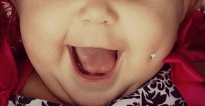 Mãe compartilha foto de bebê com piercing na bochecha e viraliza