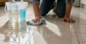 Três ingredientes baratos que você tem em casa vão deixar o piso brilhando