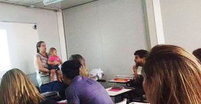 Bebê de aluna chora e professora continua aula com bebê no colo