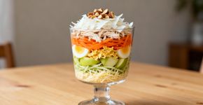 Salada mimosa ganha versão moderna com cenoura coreana que transforma o prato clássico