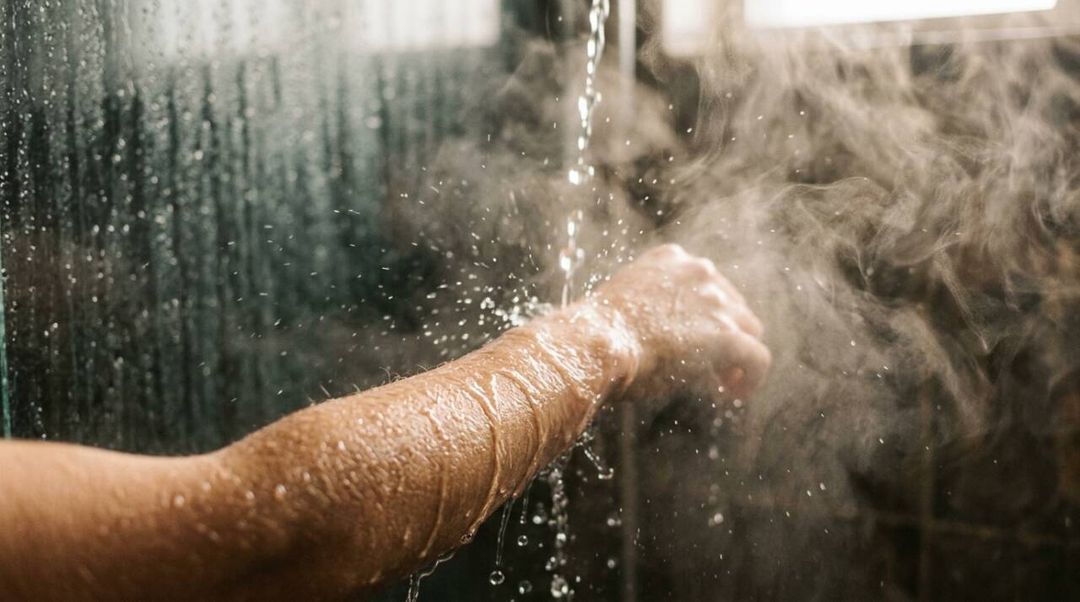 Pele seca depois do banho? Saiba por que reduzir a temperatura da água, evitar excesso de limpeza e hidratar a pele úmida pode ajudar.